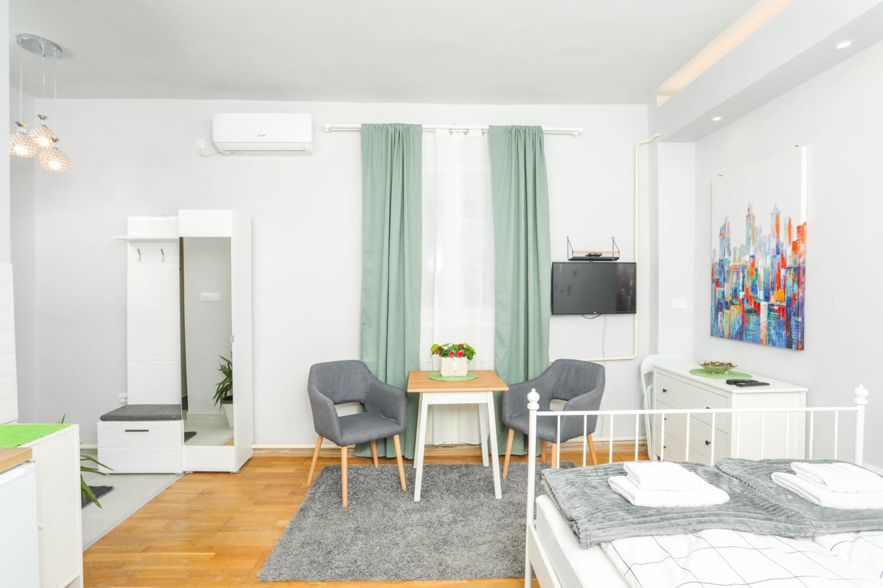 Studio 91 with Great WI-FI and free parking view 4