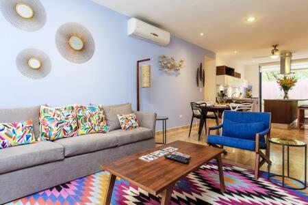 Vibrant Condo, FiberOptic WiFi, Workspace & a Pool view 3