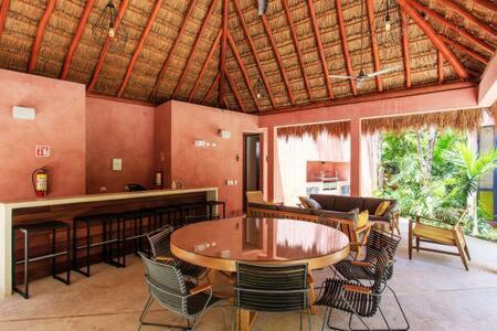 Vibrant Condo, FiberOptic WiFi, Workspace & a Pool view 5