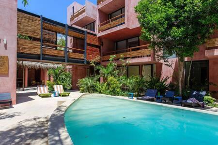 Vibrant Condo, FiberOptic WiFi, Workspace & a Pool view 4