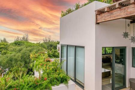 Gorgeous Private Pool with Terrace Steps to Beach and 5th Ave!, fotografía 4