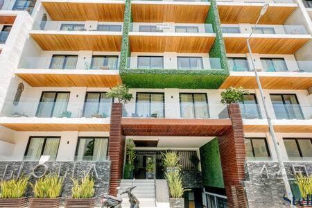 Premium Location Steps to 5th, Rooftop Pool & BBQ