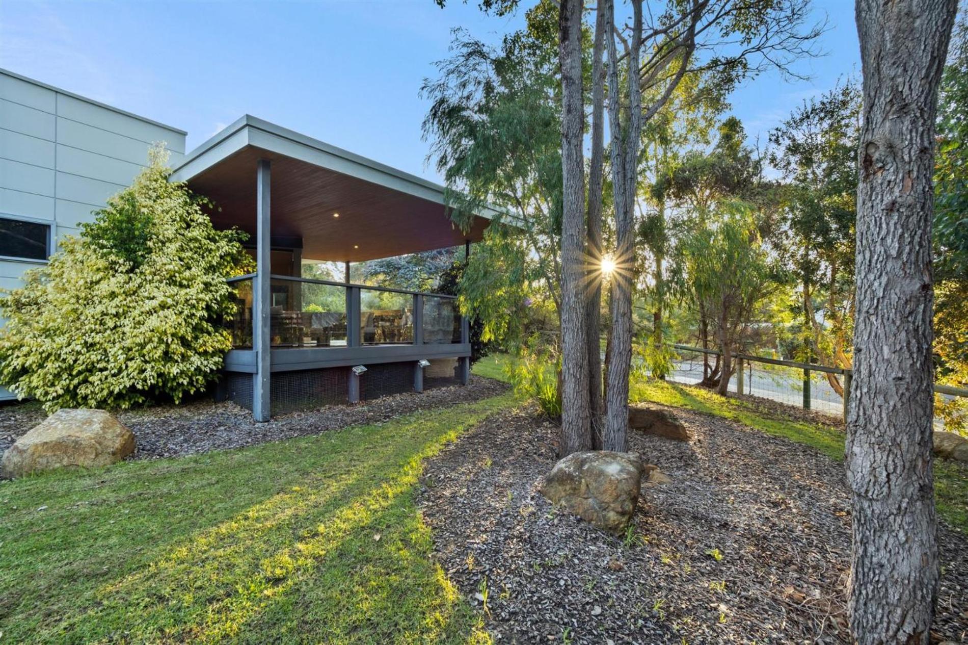 Banyandah - Dog Friendly - Family & Groups Welcome view 2