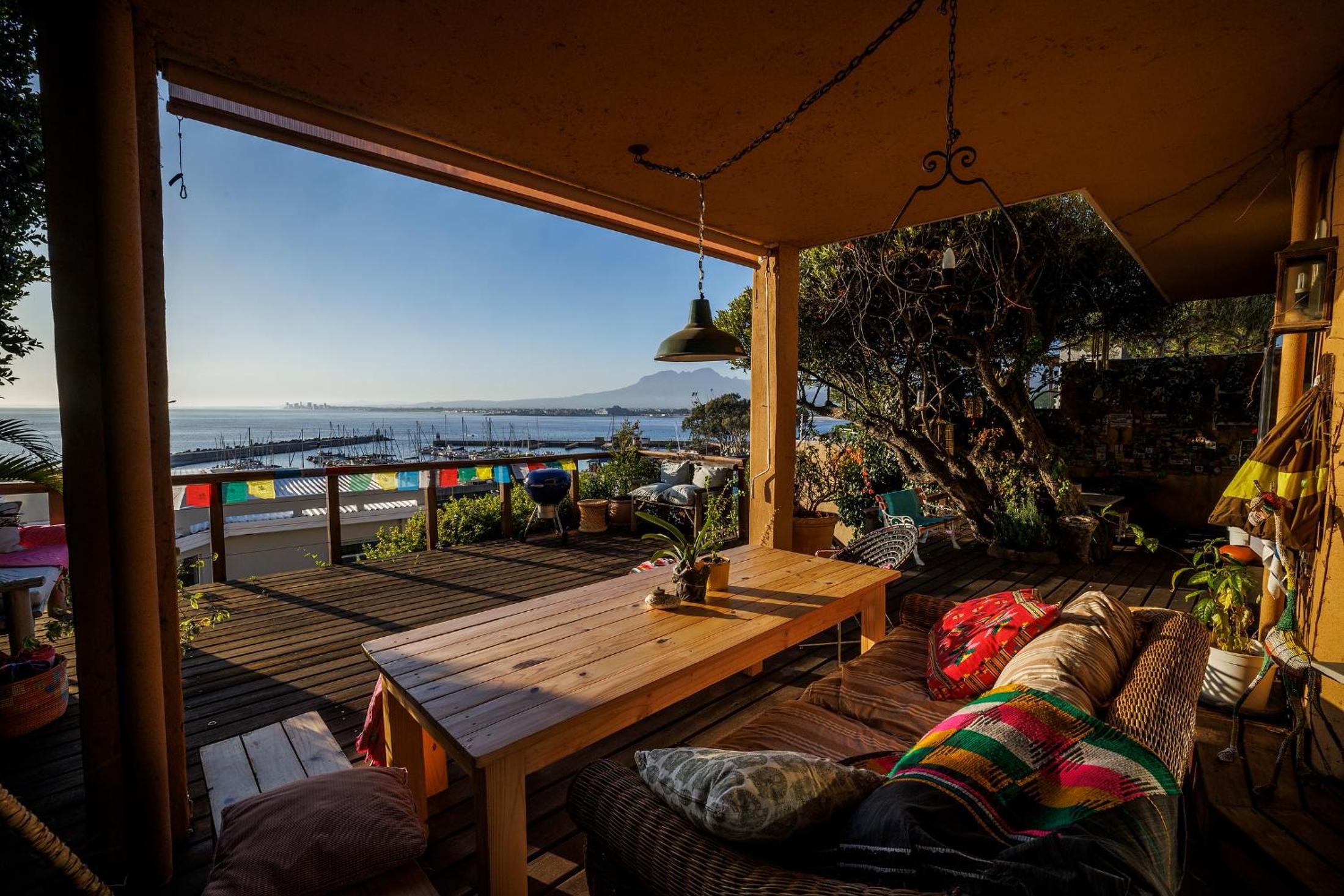 Cardamom Cottage, sleeps 3 and 1 min walk to beach view 2