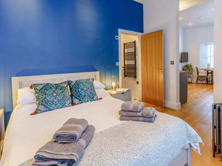 Luxury studio above the stunning Tenby Harbour view 3