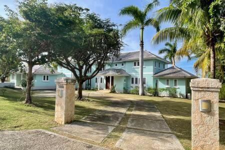 Hospitality Expert GREENS: 6BR Pool Beach Chef view 2