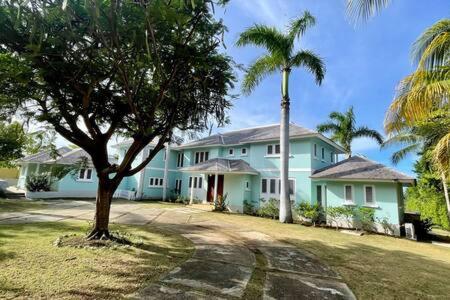 Hospitality Expert GREENS: 6BR Pool Beach Chef view 5