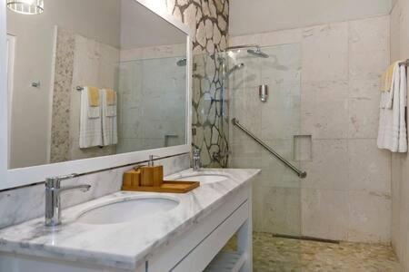 Hospitality Expert Eden 7BR Pools Beach view 2