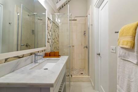 Hospitality Expert Eden 7BR Pools Beach view 5