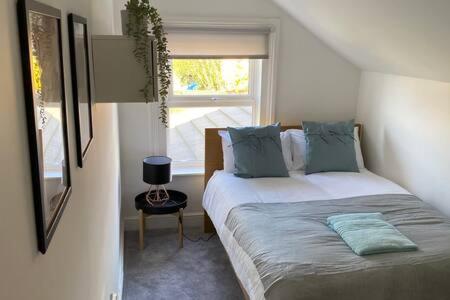 Tudor Delightful House Central Gloucester By STAE-Homes view 4