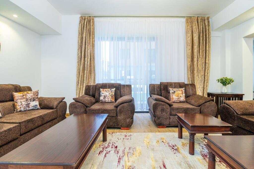 Luxury Oasis: 2 BR Haven in Prime suburb view 3