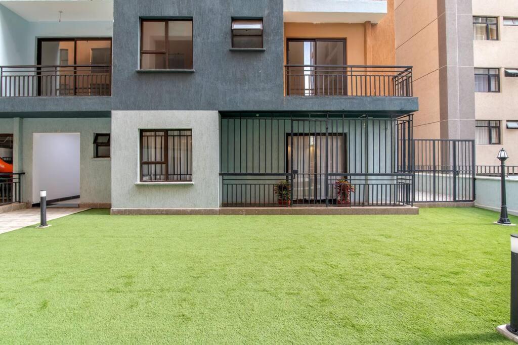 Luxury Oasis: 2 BR Haven in Prime suburb view 4