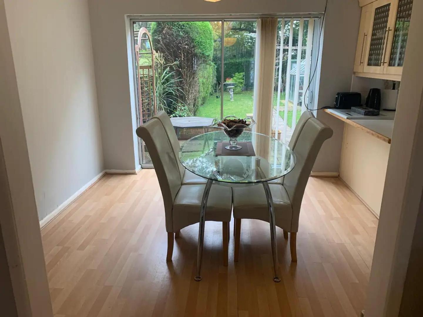 Stunning 3-Bed House in Cheadle view 5