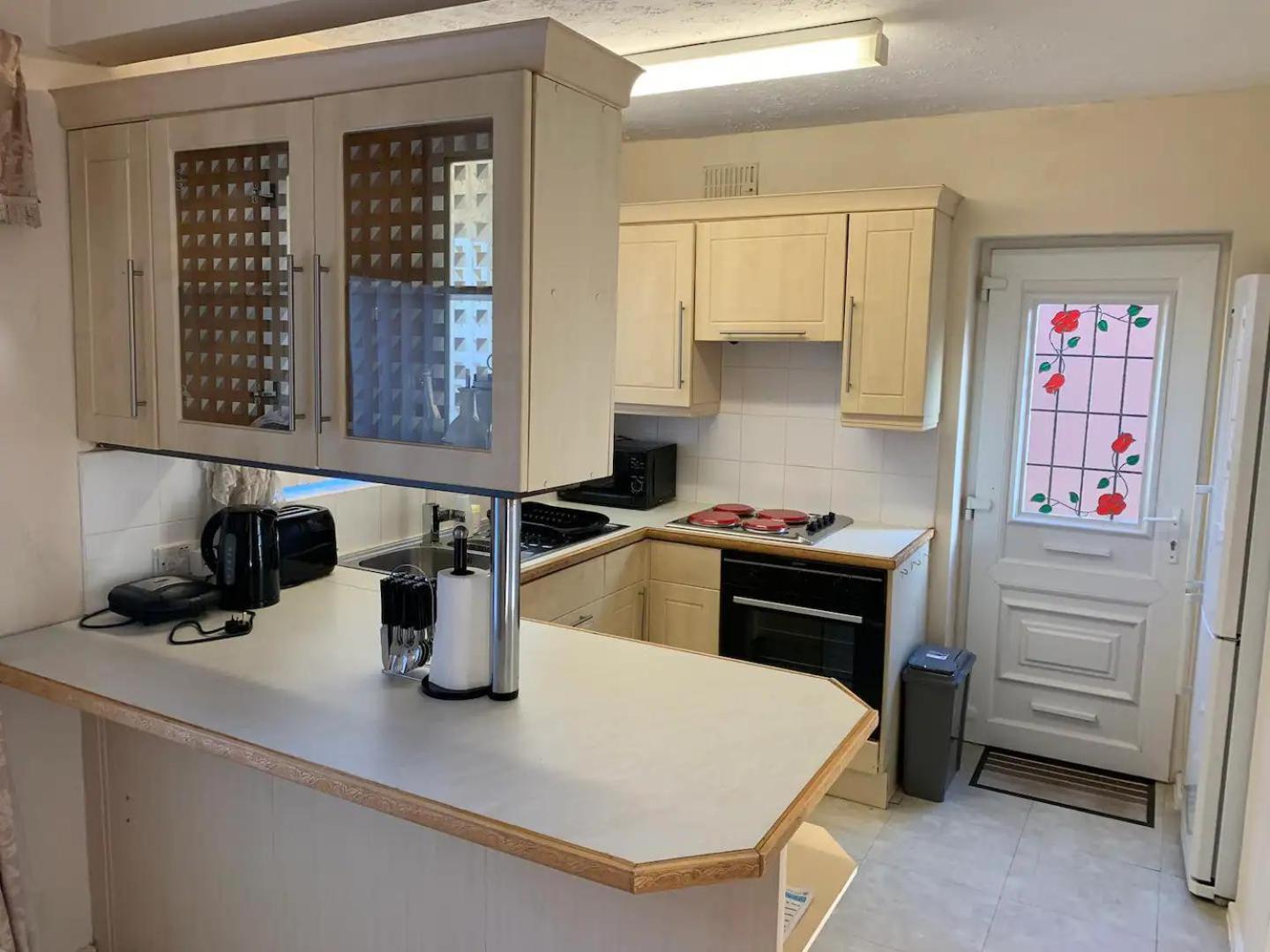 Stunning 3-Bed House in Cheadle view 3