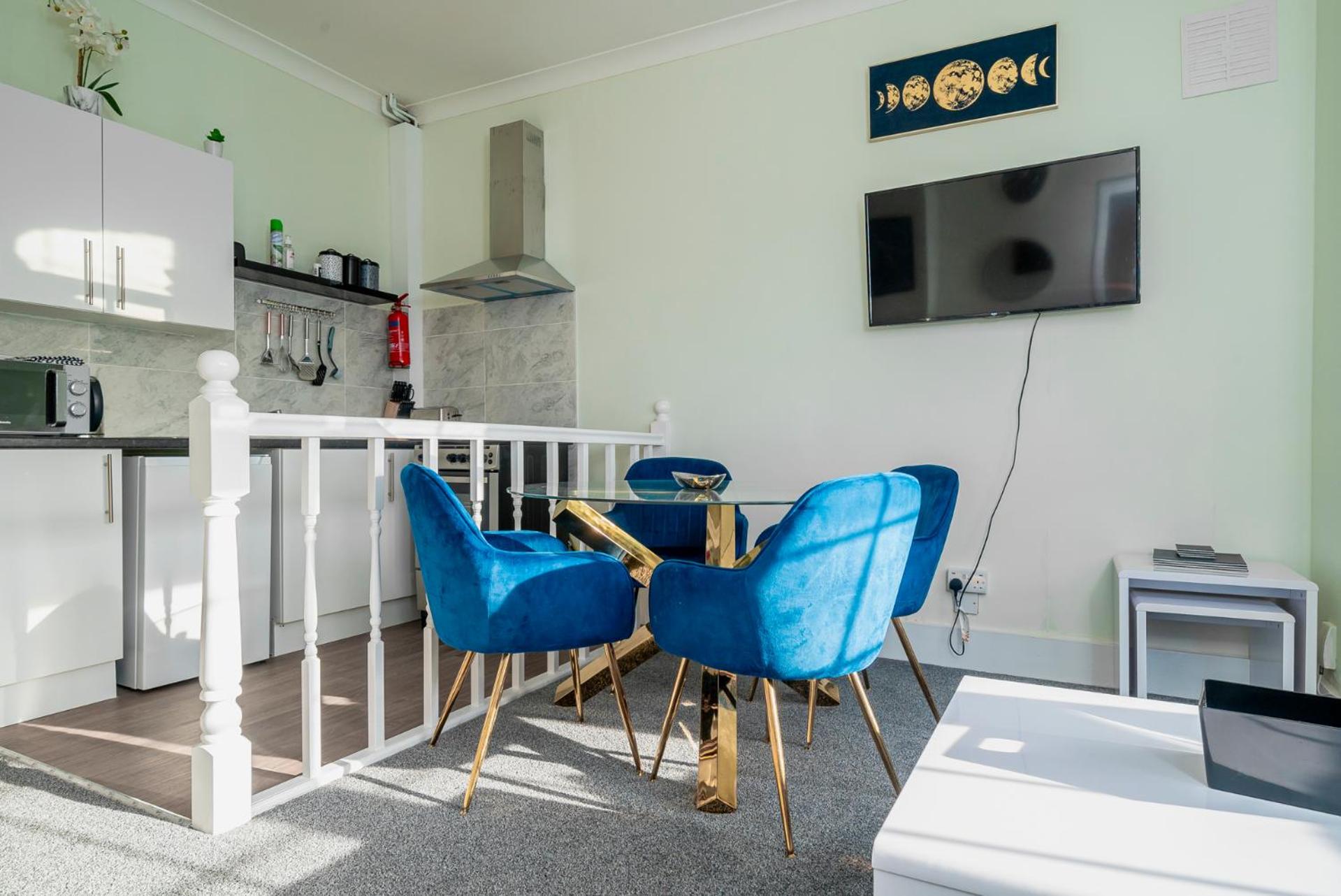 Uksas Stunning one bedroom Flat Free Parking view 4
