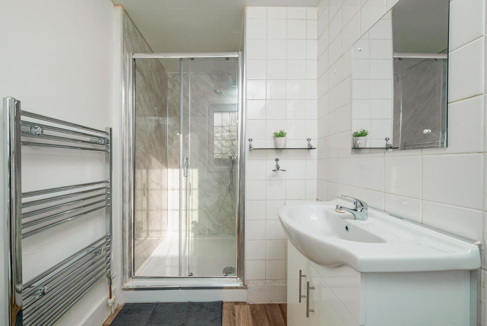 Uksas Stunning one bedroom Flat Free Parking view 3