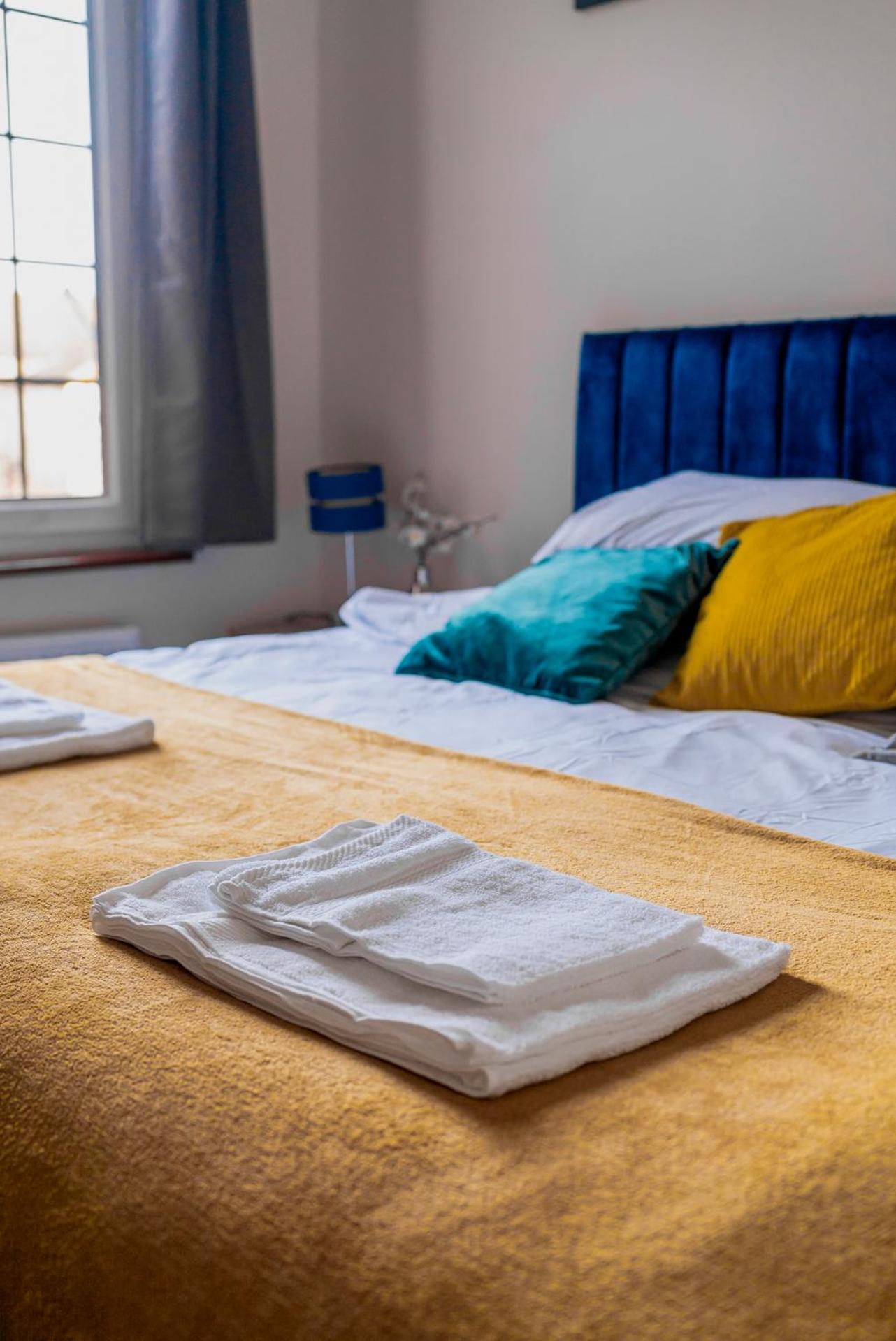 Uksas Stunning one bedroom Flat Free Parking view 5