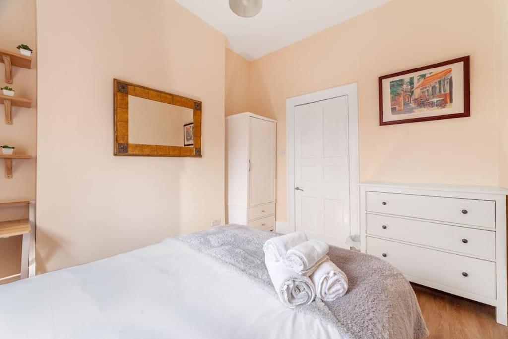 Spacious & Central 3-bed flat by popular Waterloo!