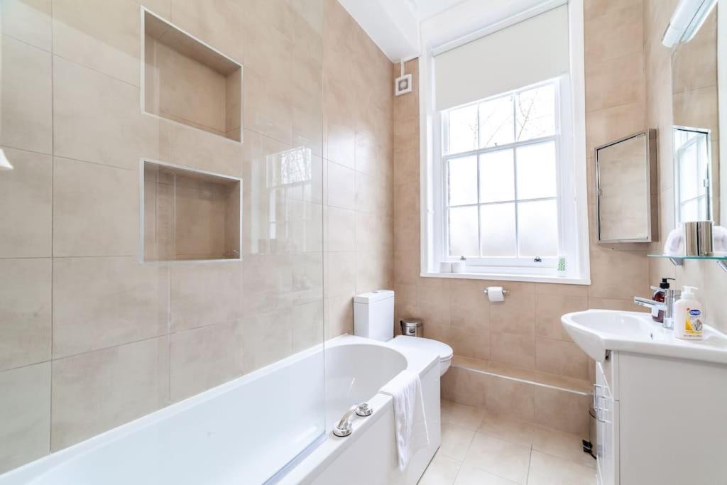Spacious & Central 3-bed flat by popular Waterloo!