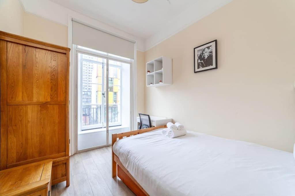 Spacious & Central 3-bed flat by popular Waterloo!
