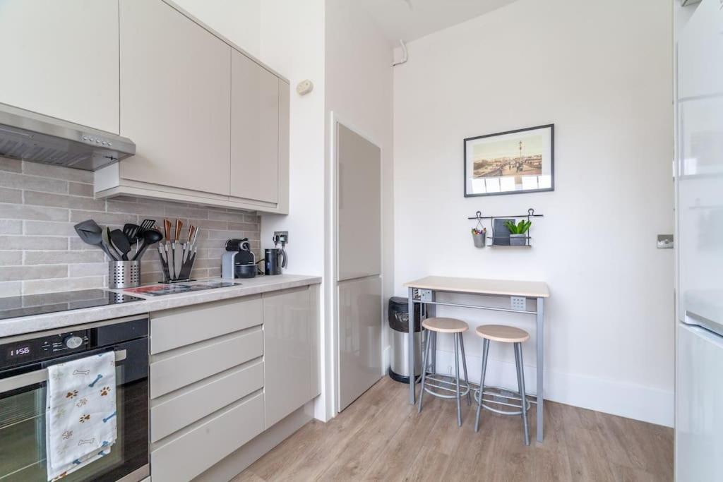 Spacious & Central 3-bed flat by popular Waterloo!