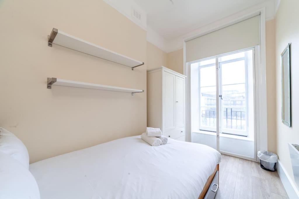 Spacious & Central 3-bed flat by popular Waterloo!
