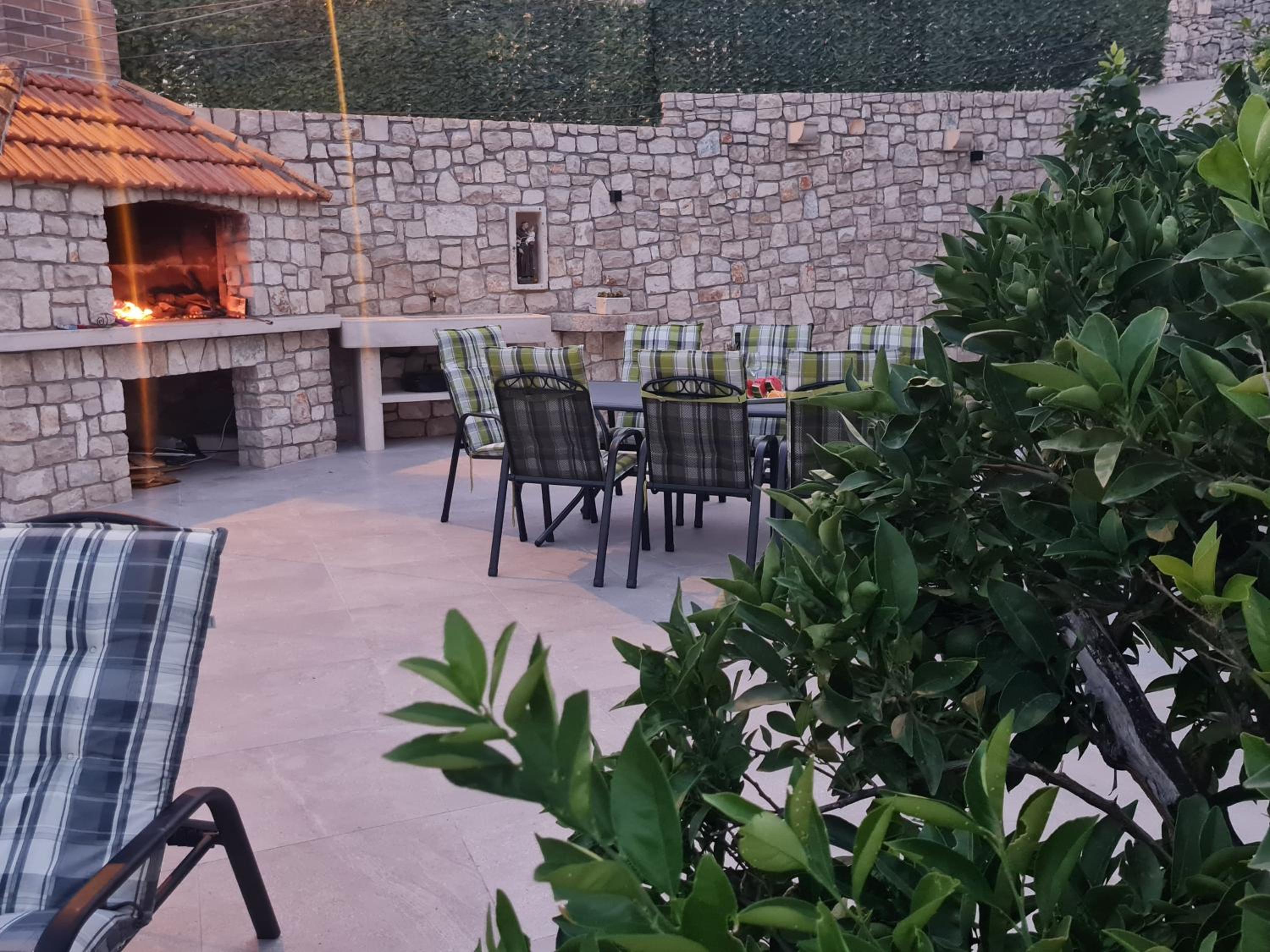 Hotel Luxury apartman Ani Sutivan Brač s bazenom i jacuzzijem - Image 1