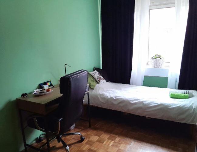 Quiet Room with Workspace in top Location