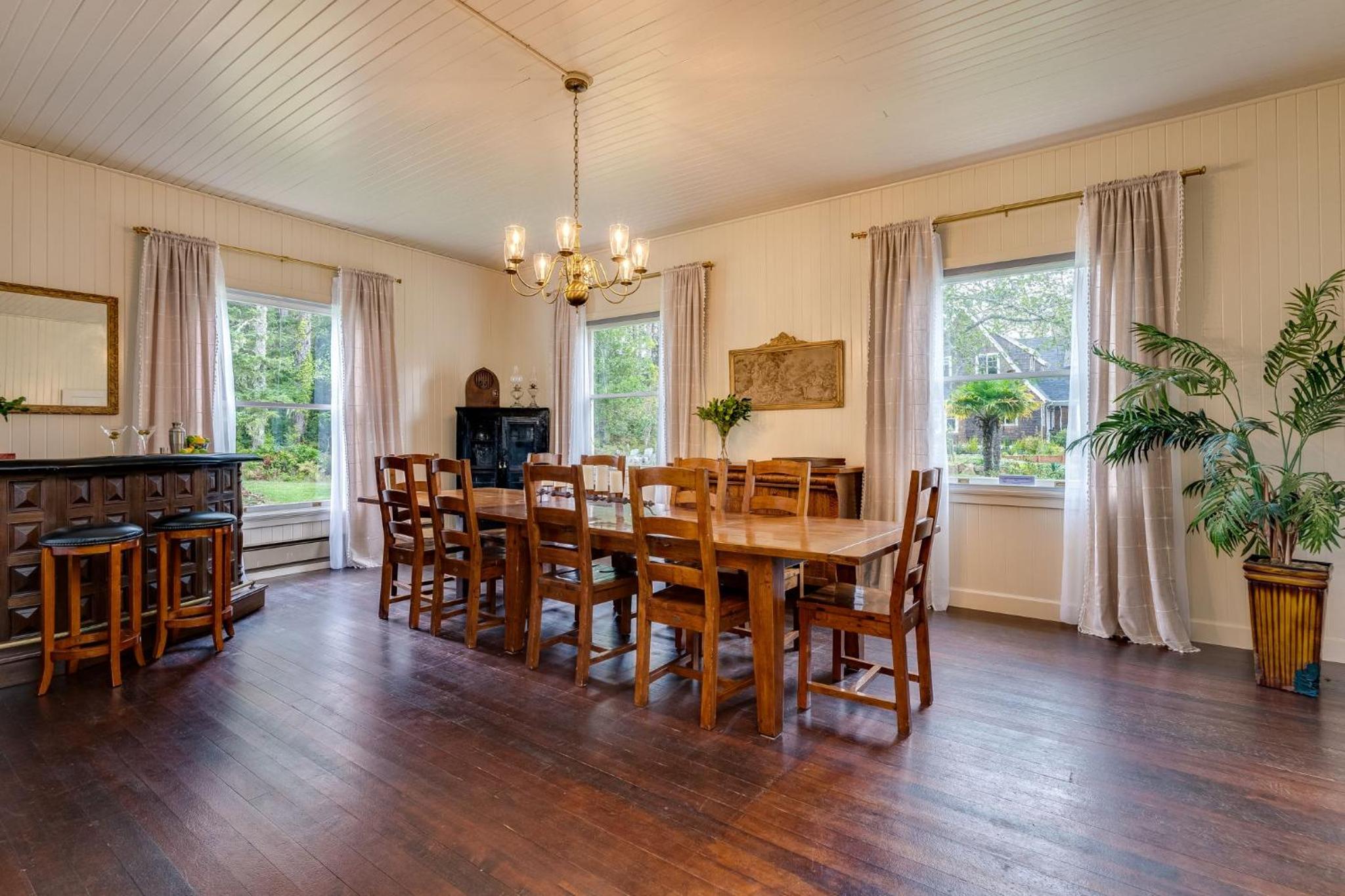 Group Friendly + Private Beach Access 6 Bedrooms