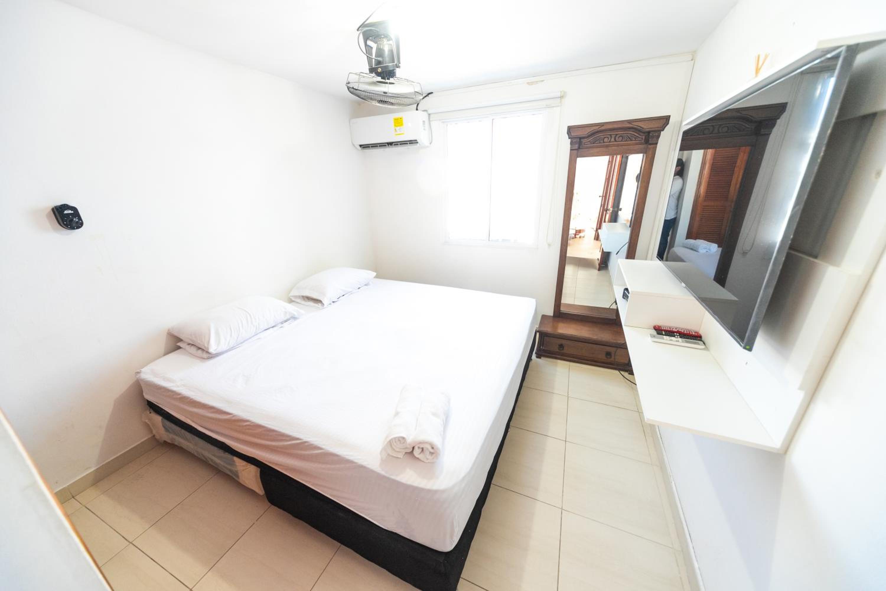 El Bendecido. Amplio apartamento entero con excelente ubicación y parqueadero privado gratis las 24 Horas.
