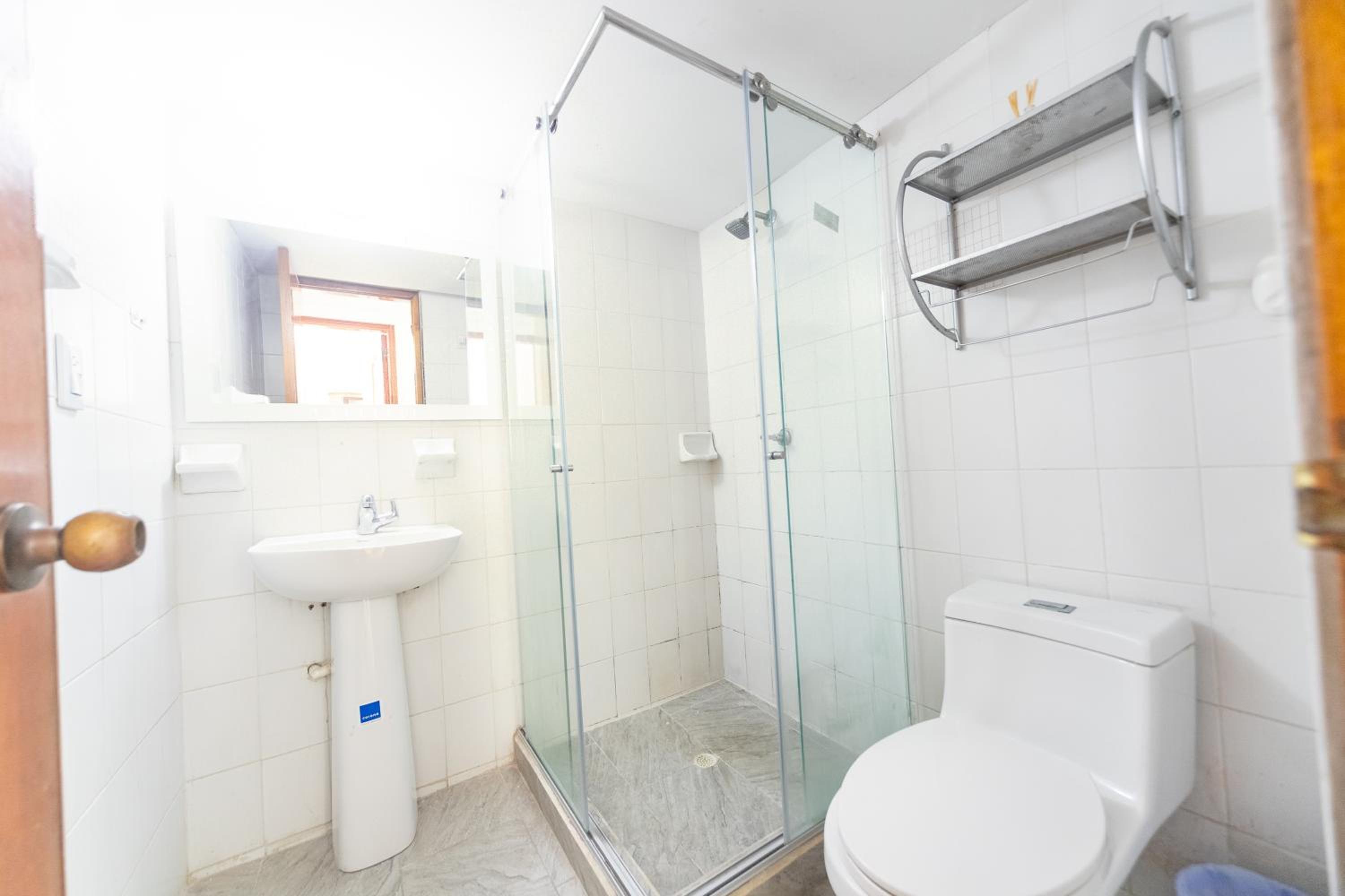 El Bendecido. Amplio apartamento entero con excelente ubicación y parqueadero privado gratis las 24 Horas.