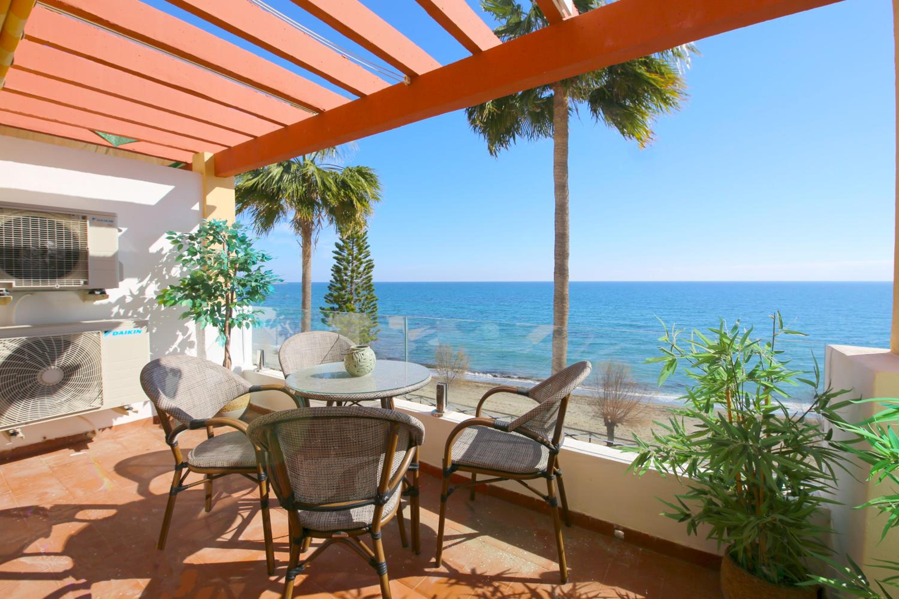 Estepona West Beachfront Apartment JANINE
