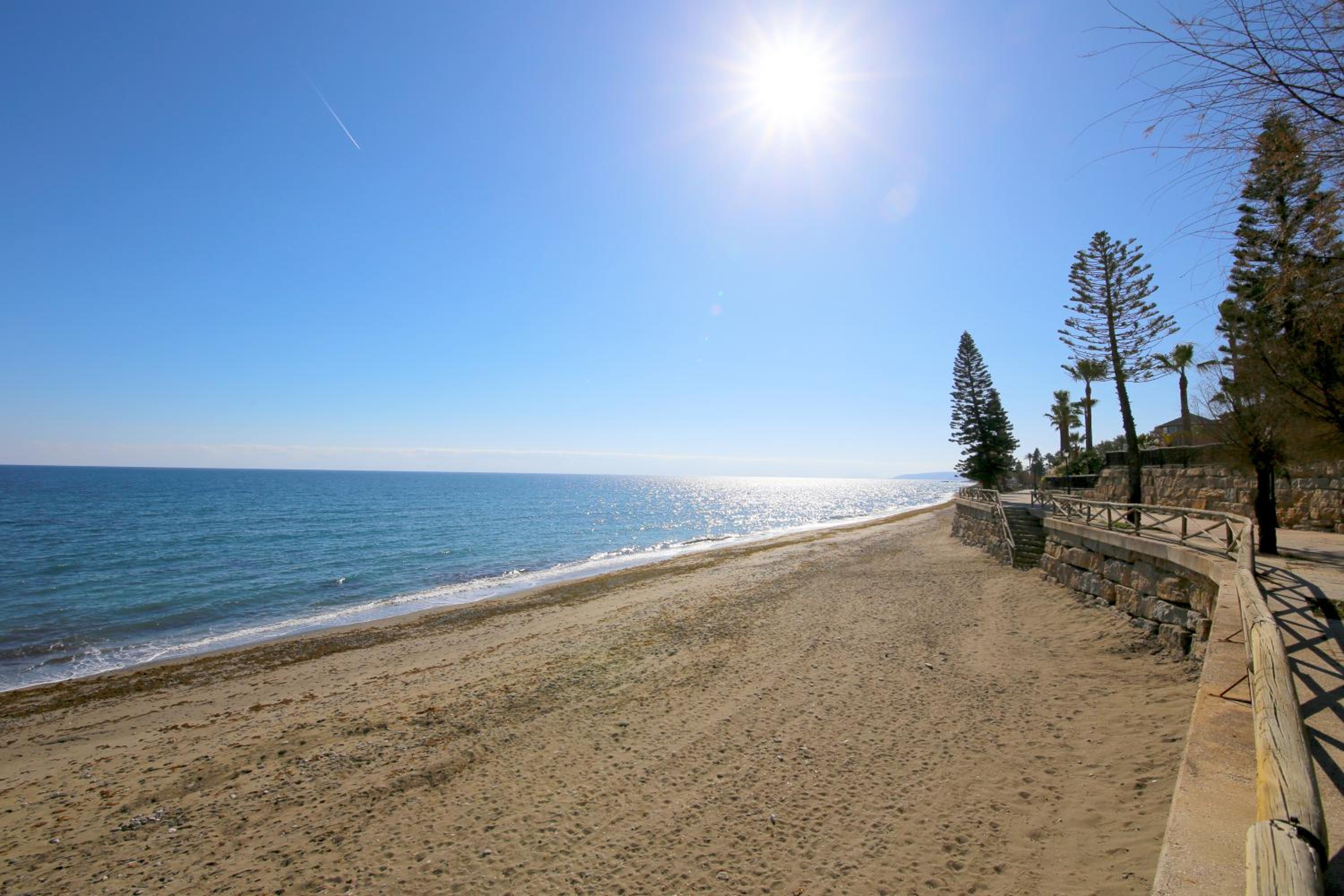 Estepona West Beachfront Apartment JANINE