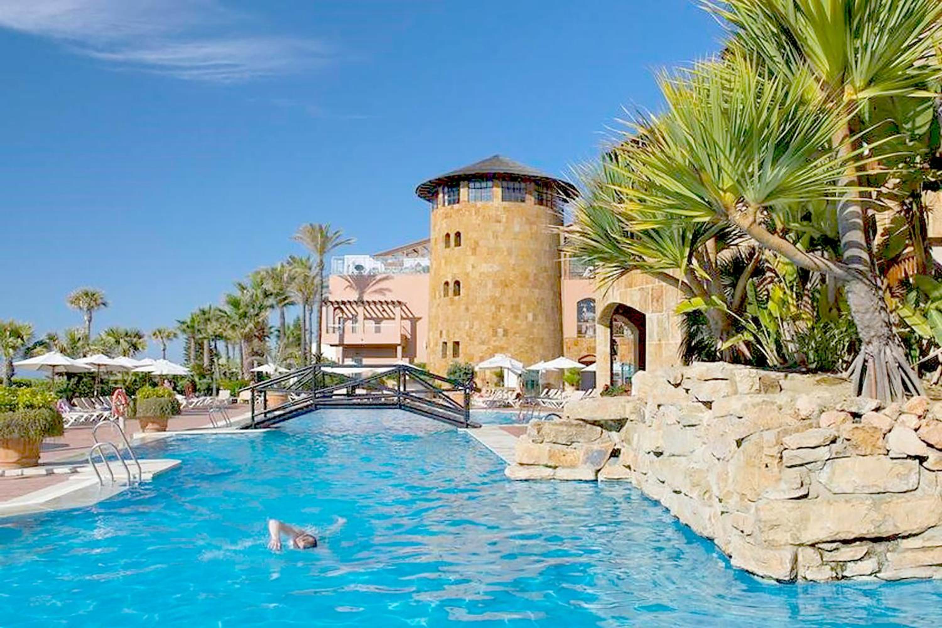 Estepona West Beachfront Apartment JANINE