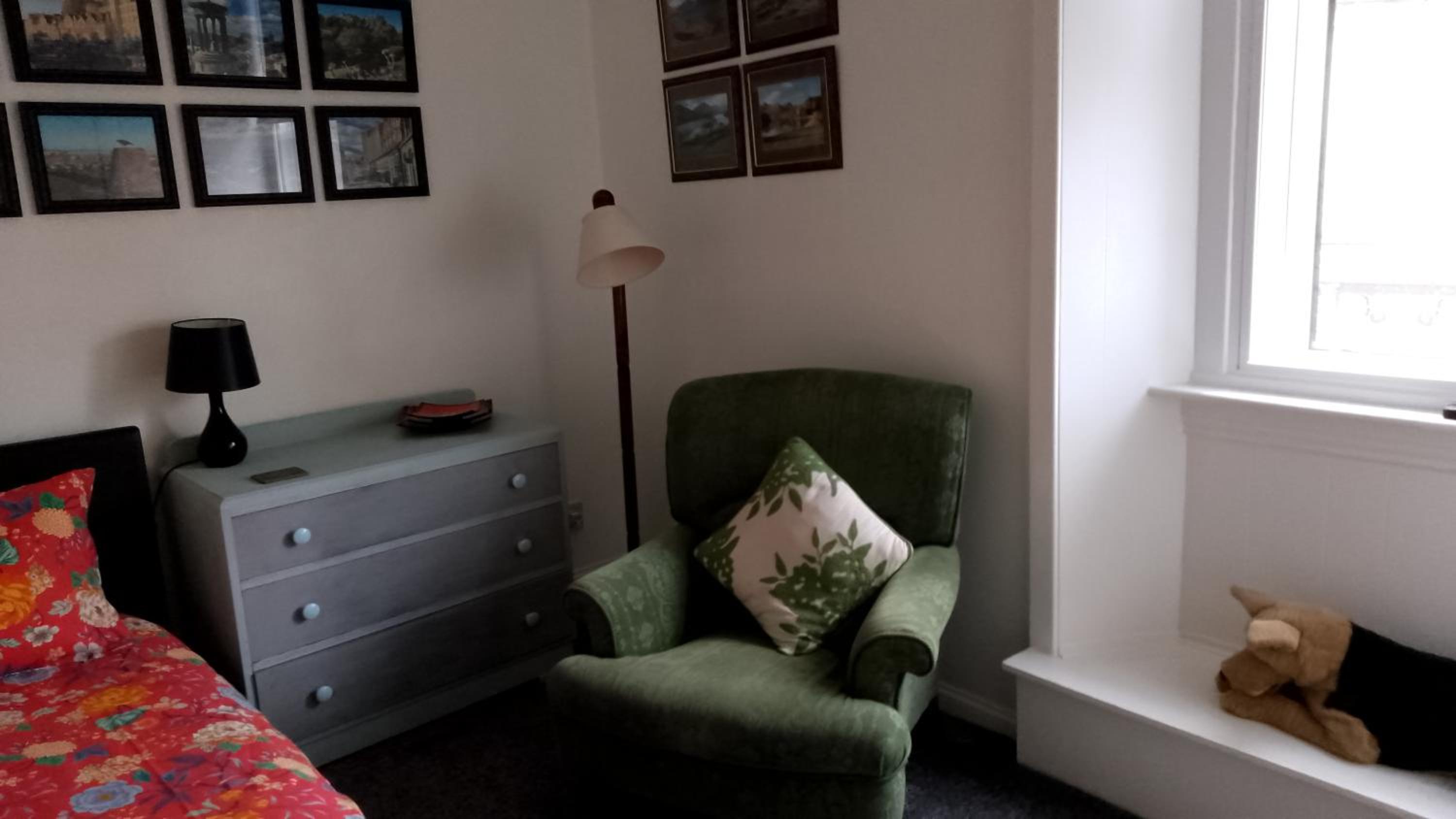 Edinburgh TWO BEDROOM apartment with free side street parking 24 hours view 4