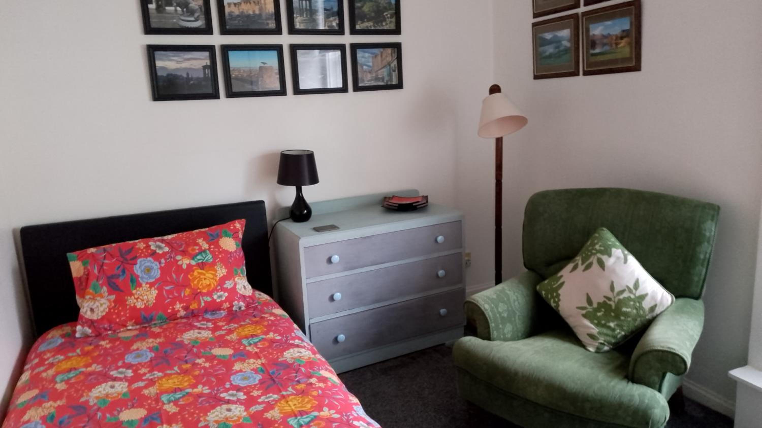 Edinburgh TWO BEDROOM apartment with free side street parking 24 hours view 3