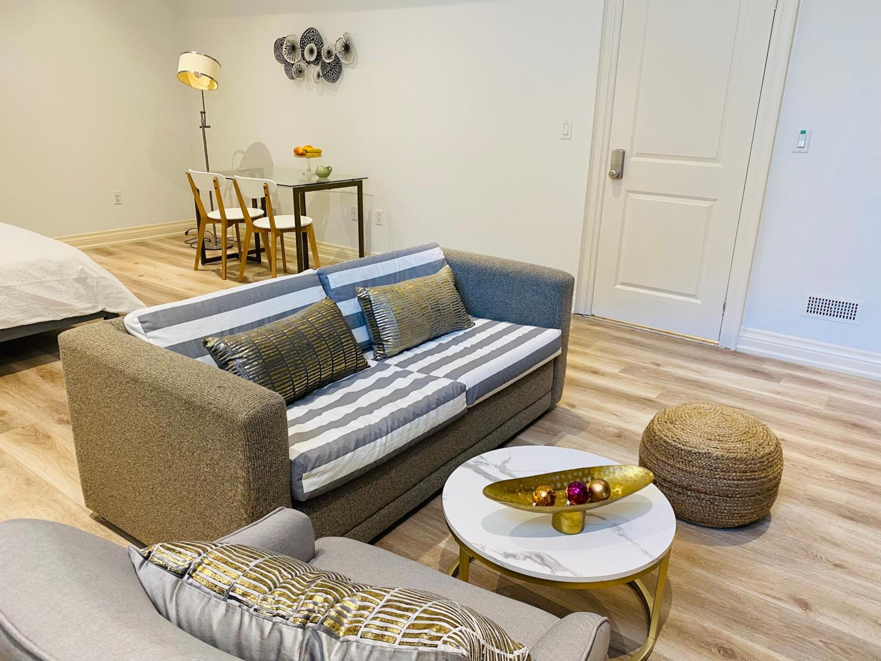 Stylish Private Suite with 2 Bedrooms in Midtown