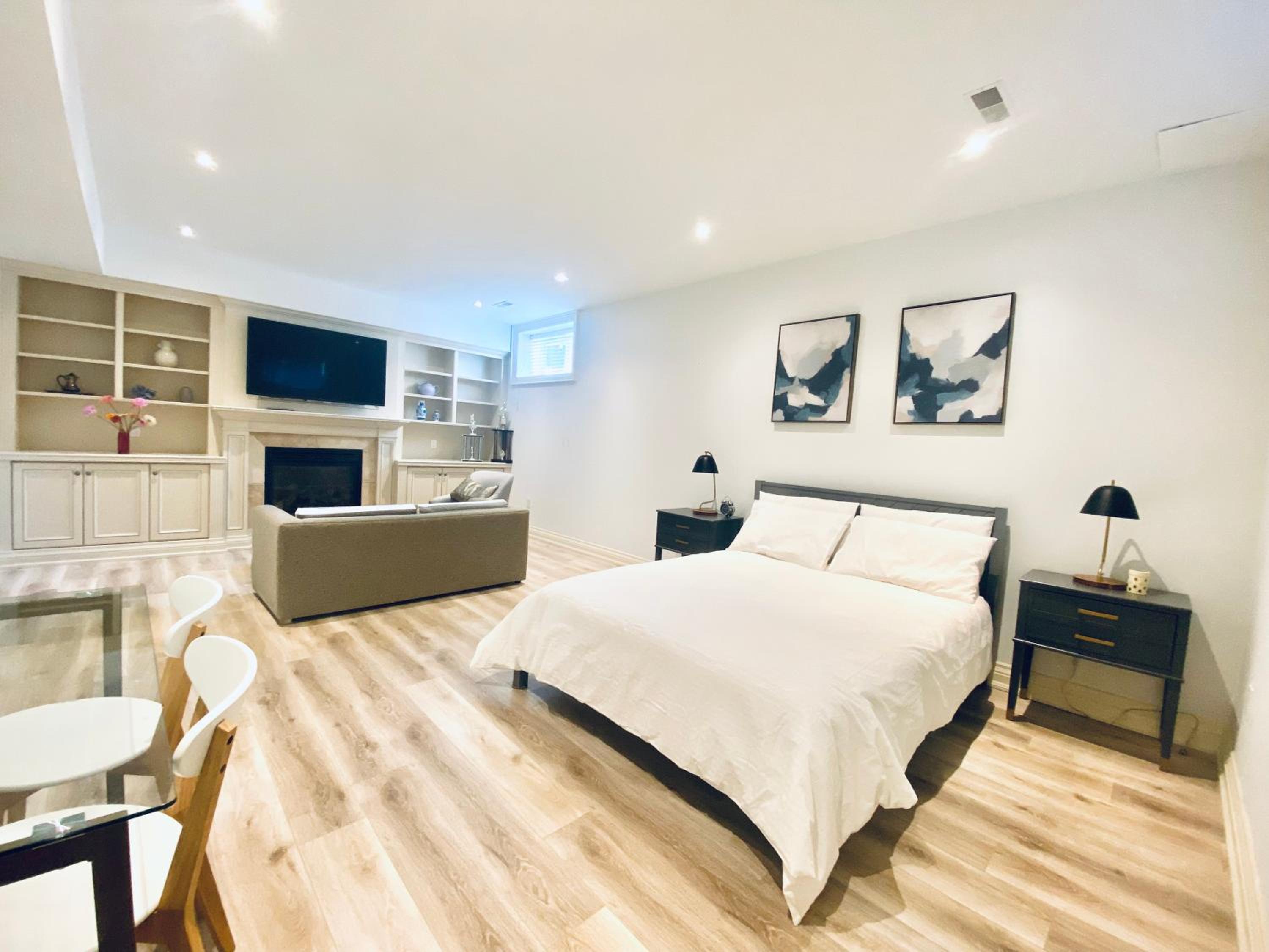 Stylish Private Suite with 2 Bedrooms in Midtown
