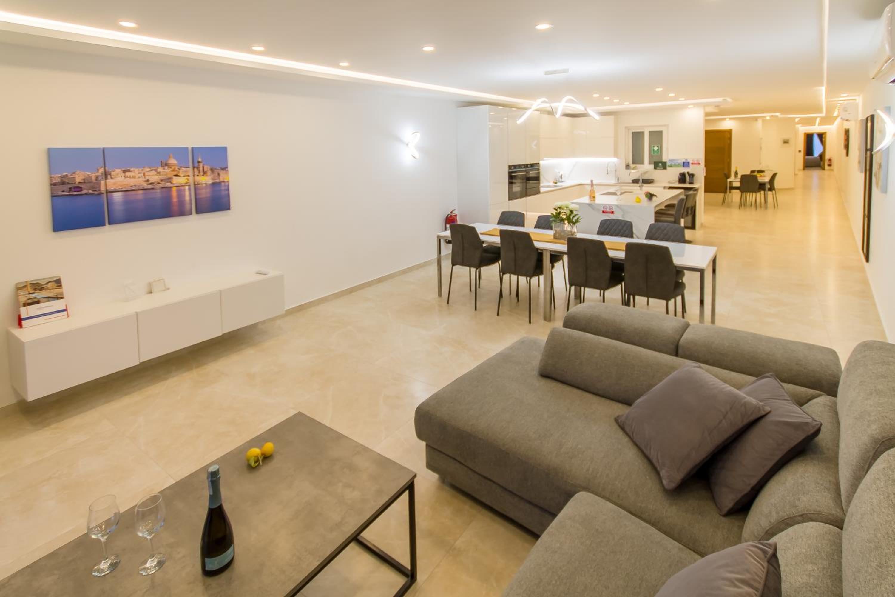 Well located top Modern Apt Aquamarine Q - Happy Rentals photo 5