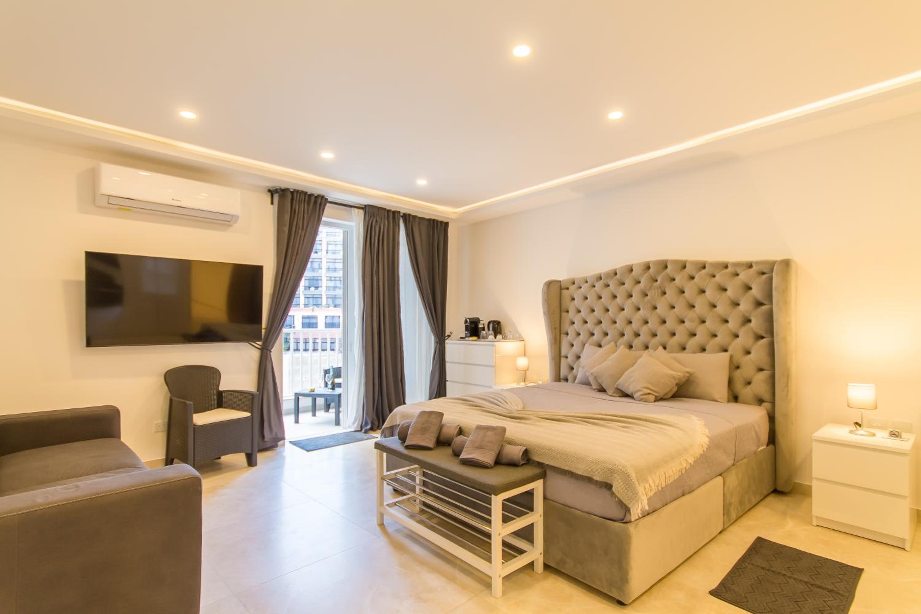 Well located top Modern Apt Aquamarine Q - Happy Rentals photo 3