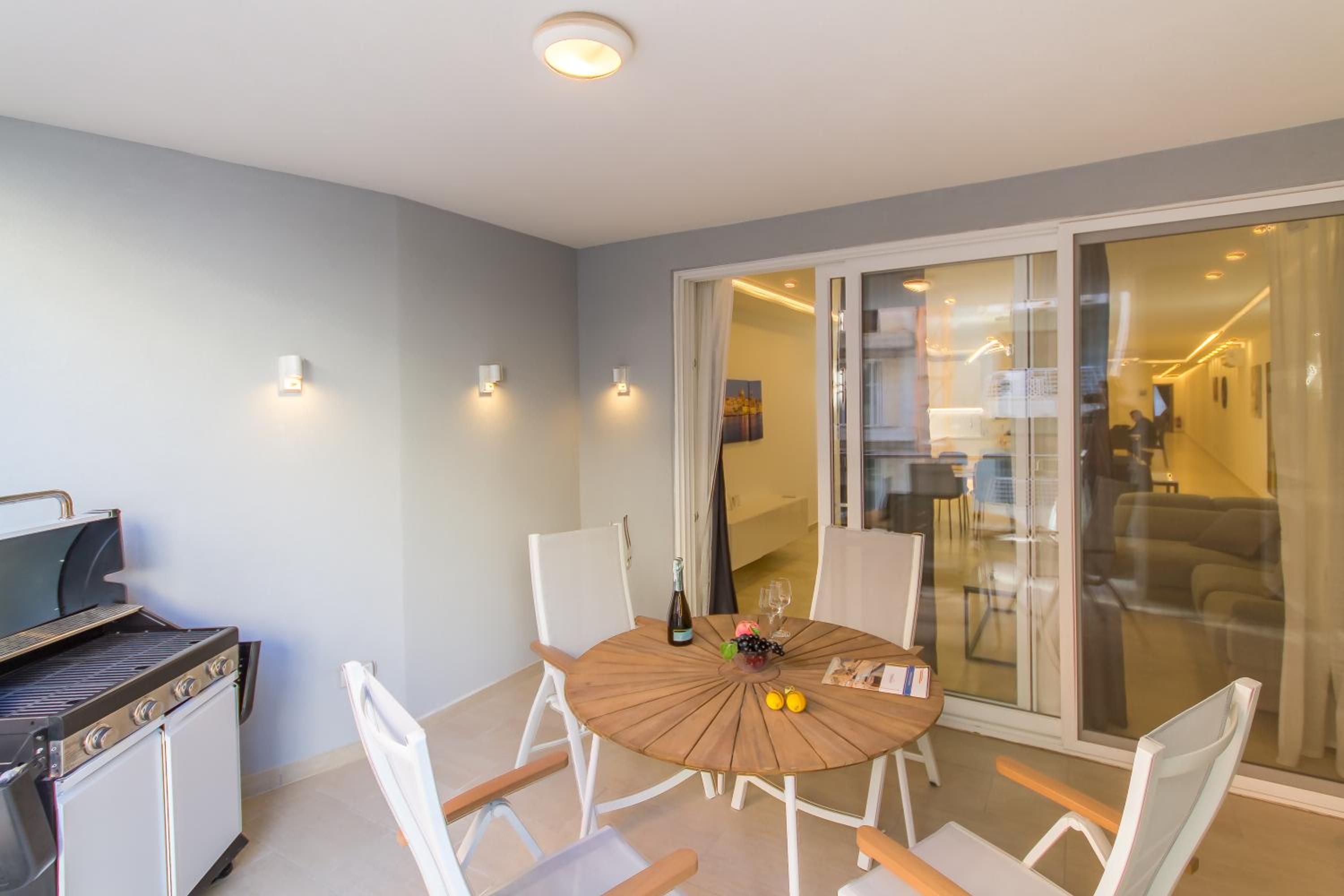 Well located top Modern Apt Aquamarine Q - Happy Rentals photo 4