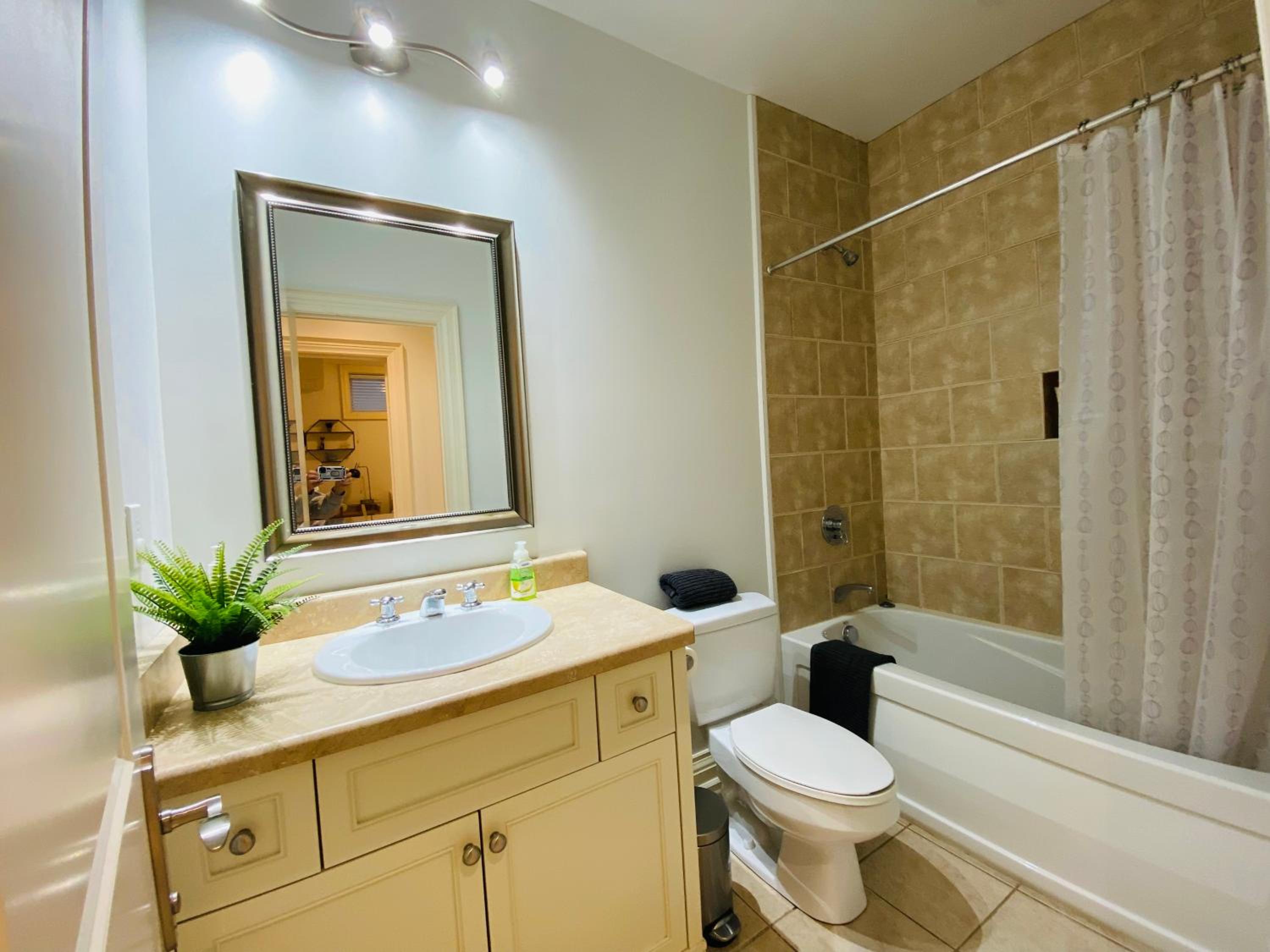 Stylish Private Suite with 2 Bedrooms in Midtown