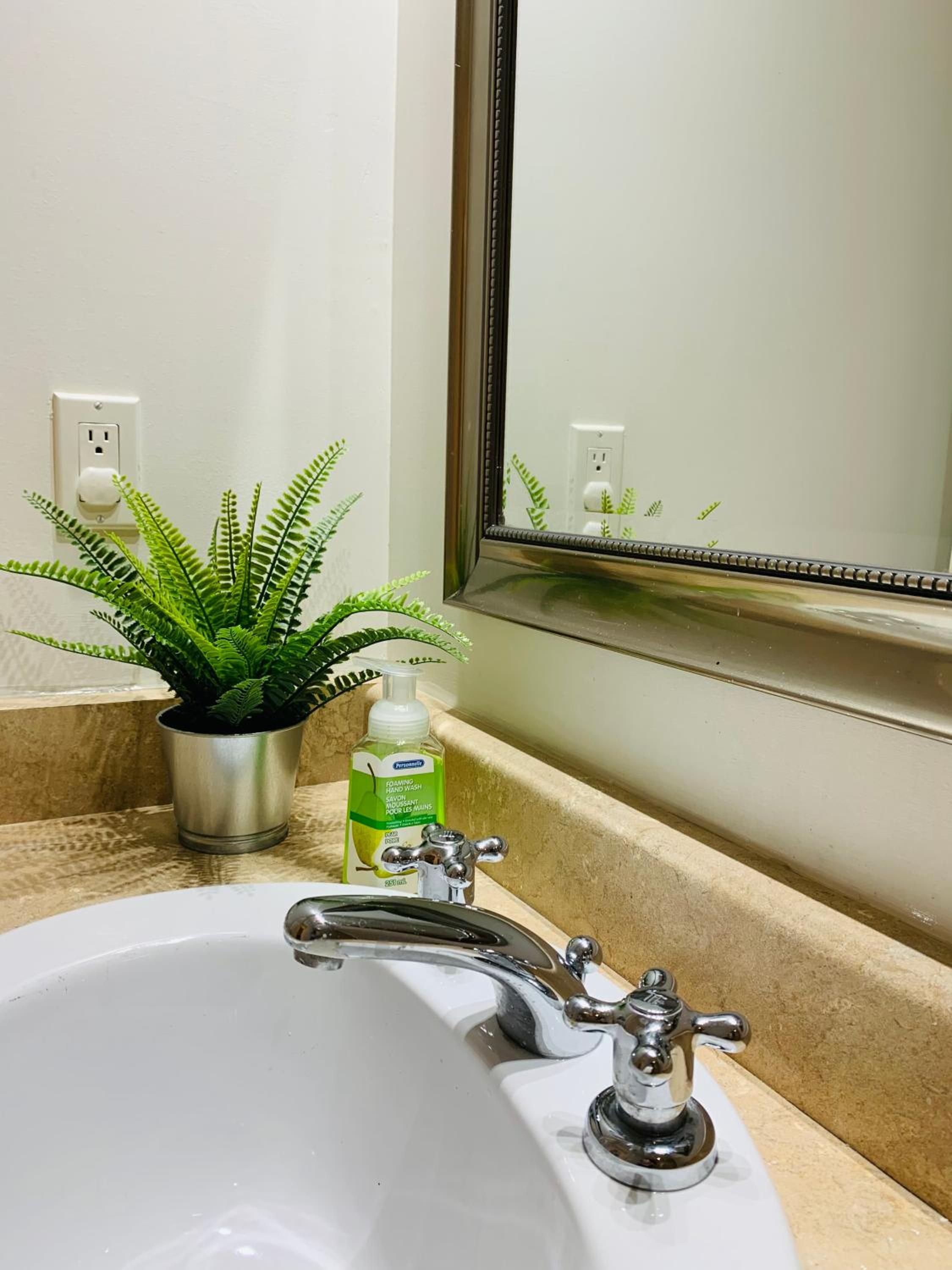 Stylish Private Suite with 2 Bedrooms in Midtown