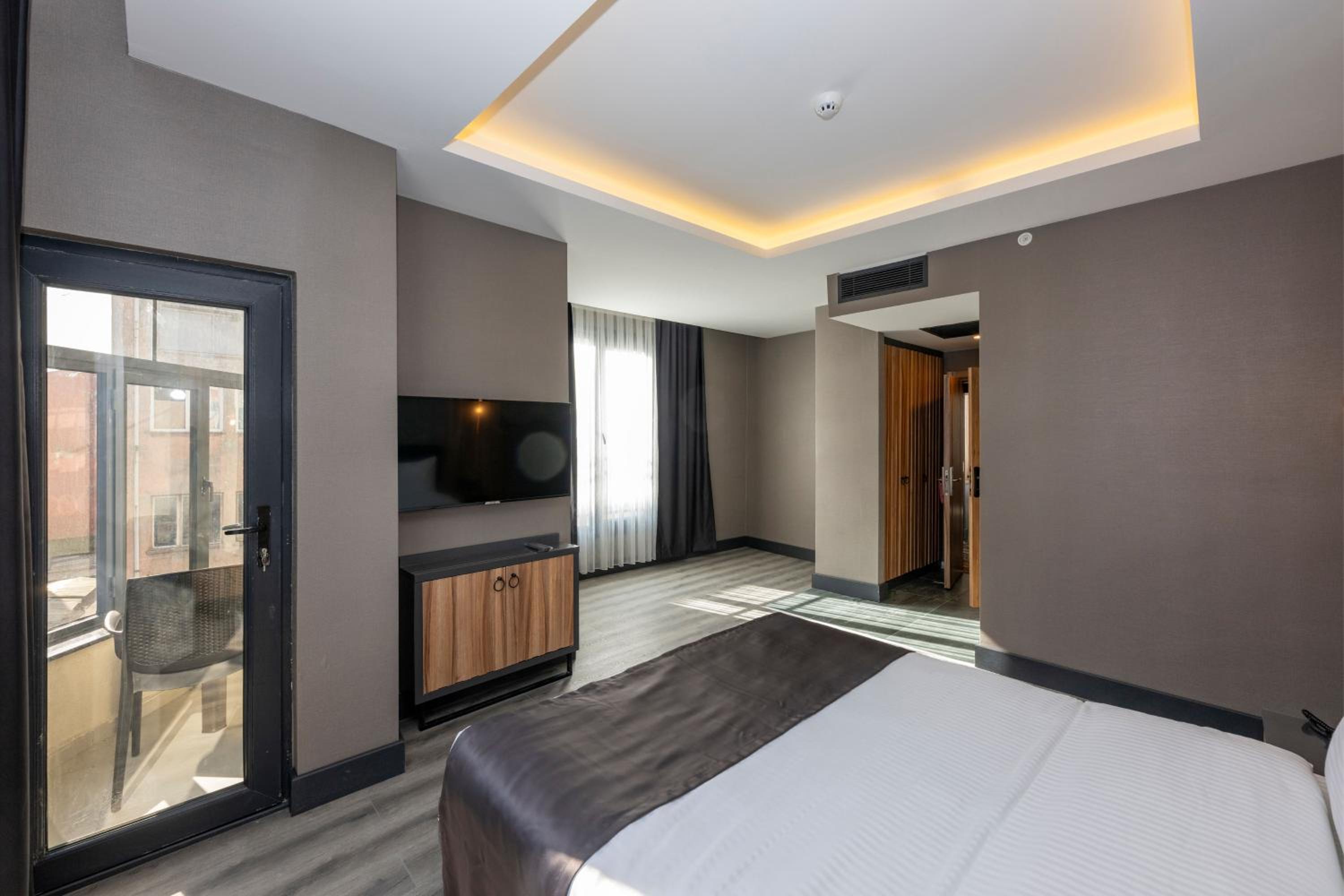 The Nirvanas Hotel - Image 7