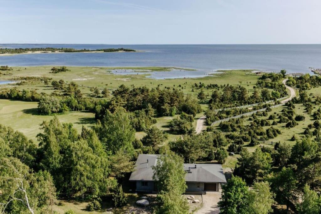 Uus-Meremäe Kadaka Villa with Jacuzzi, Golf & Padel
