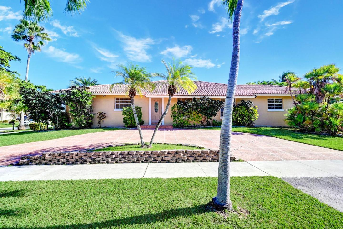 Minutes To Beach & Casino Spacious 5BR Heated Pool view 2