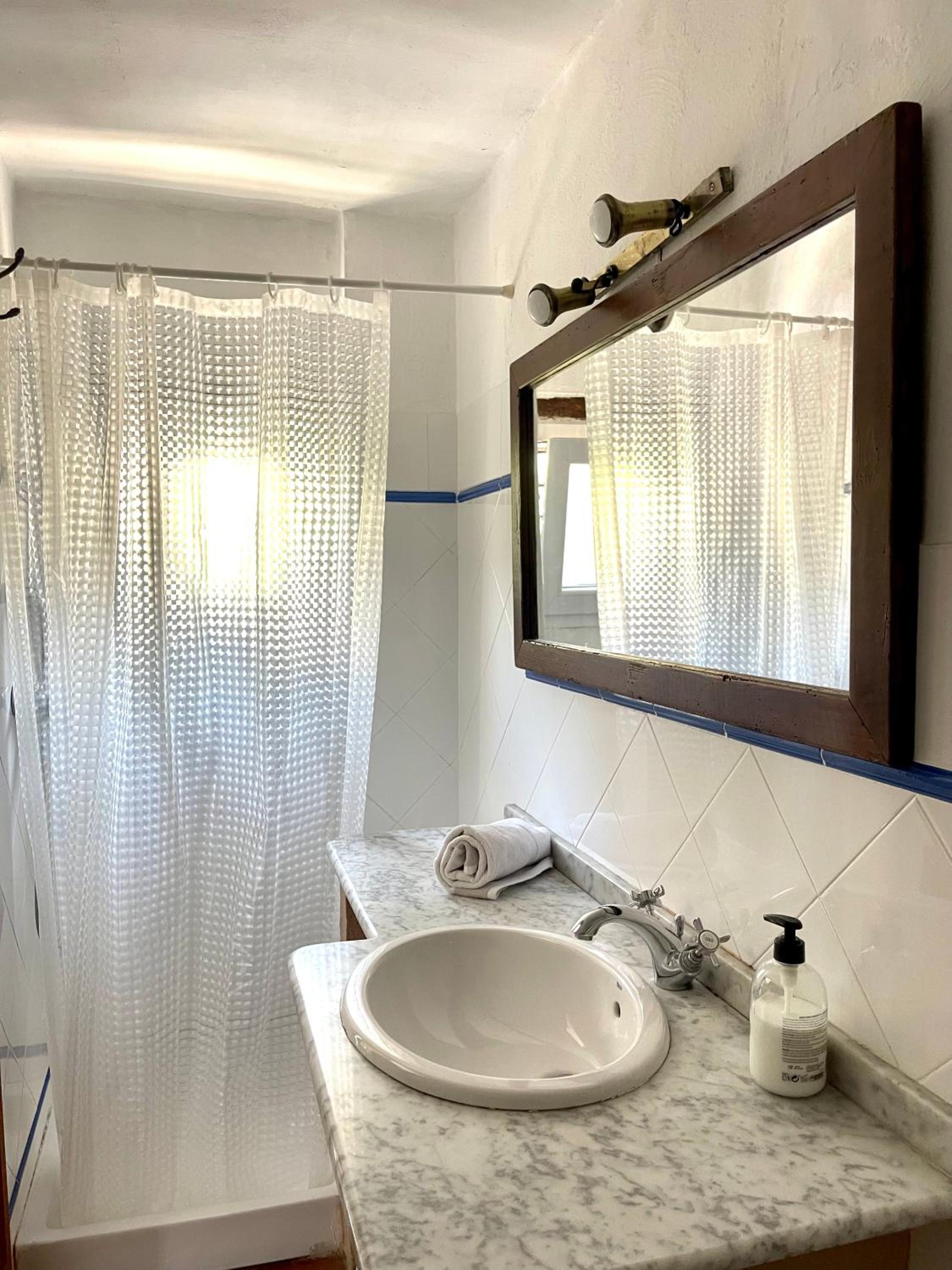 Habitación cama de matrimonio con baño privado