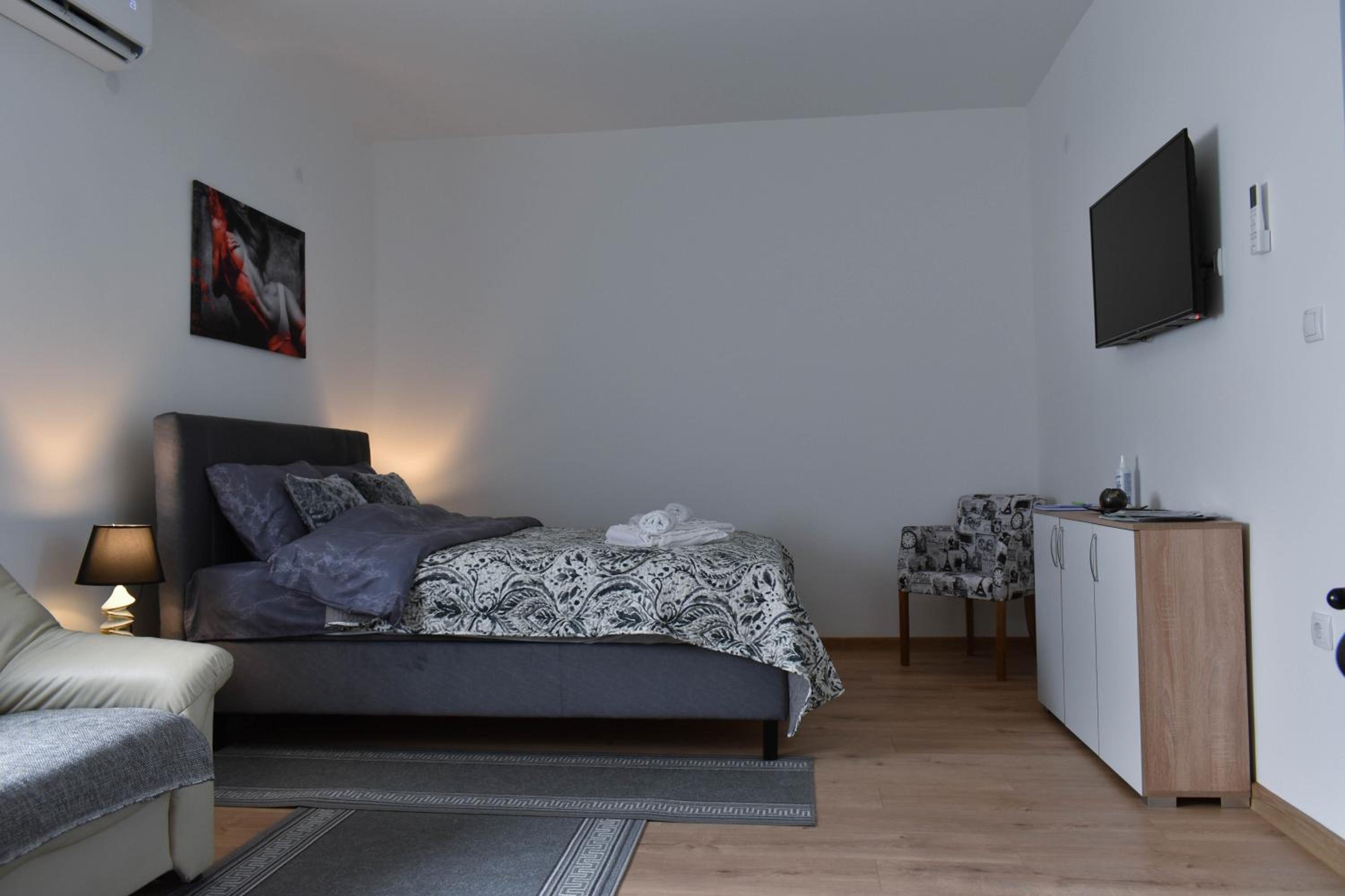 Photo 8