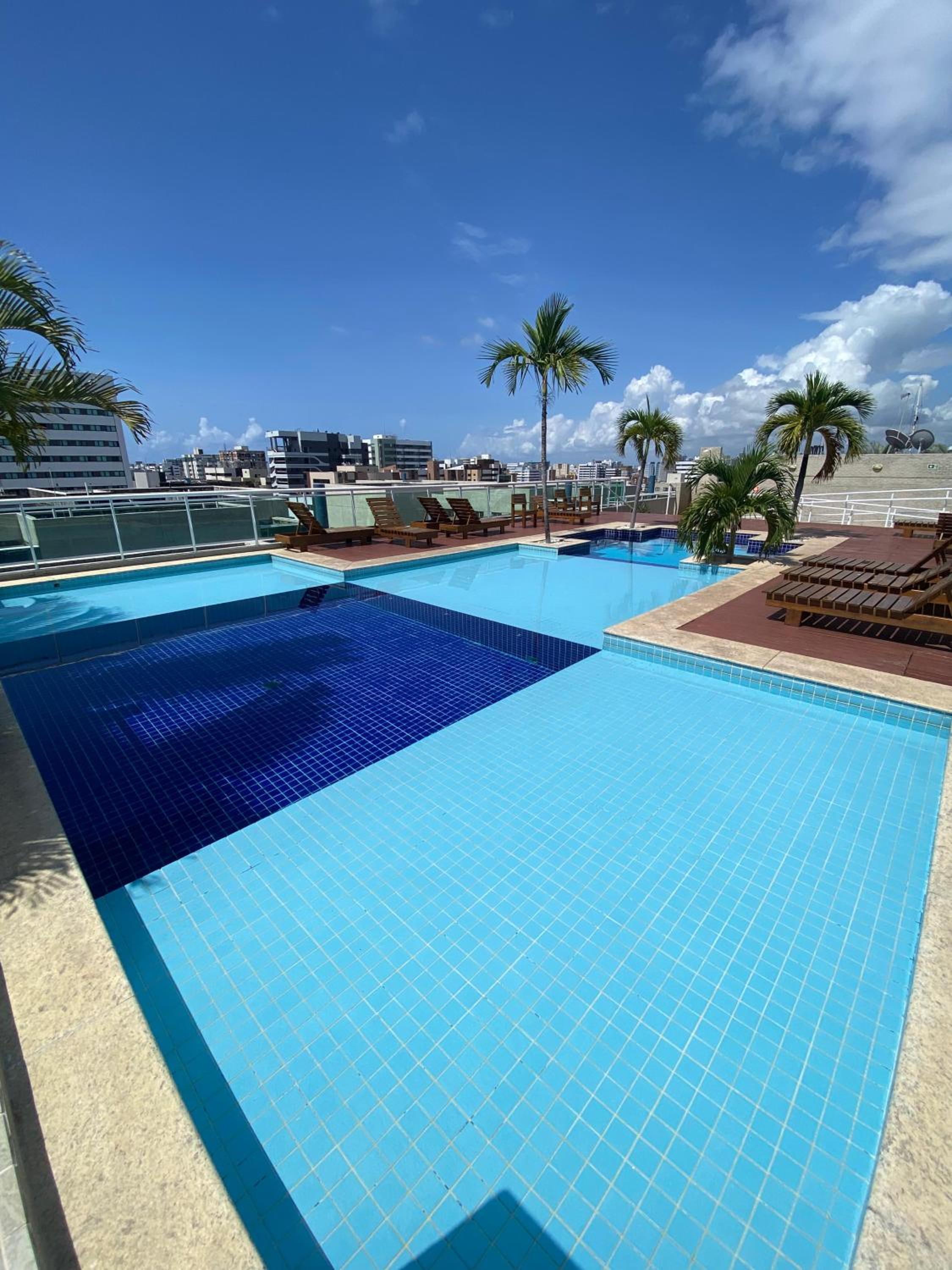 Apto em Zona Nobre à Beira-mar com Piscina, Ar Condicionado, Garagem GRÁTIS