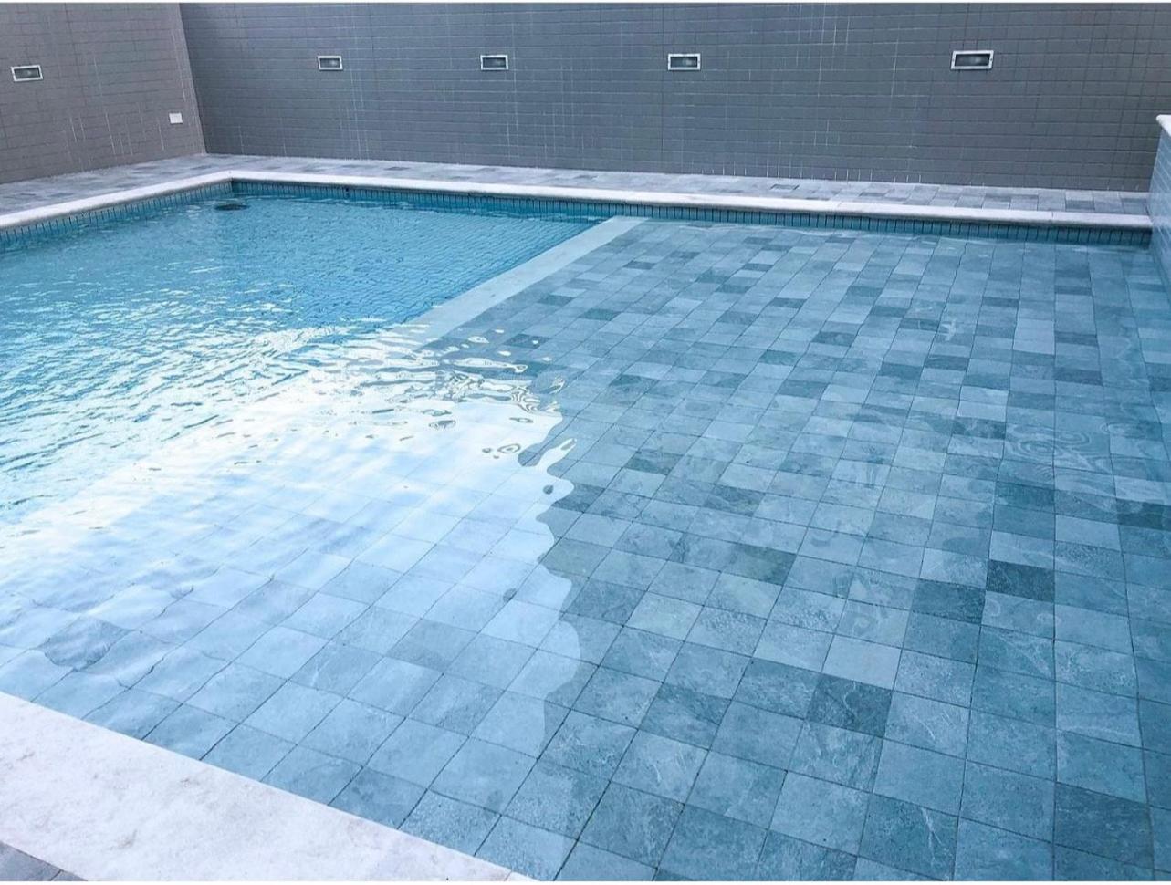 Apartamento Aconchegante e Elegante com Ar-Condicionado, Piscina, Garagem e Varanda Gourmet a 3 min da Praia